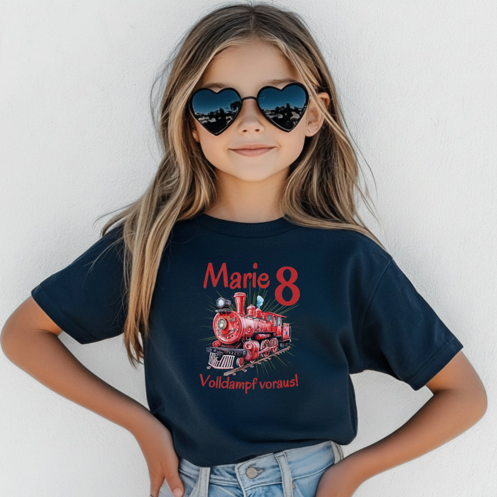 Personalisiertes Geburtstagsshirt mit Namen und Zahl, perfekt als Kindergeburtstag T-Shirt oder Geschenk zum Geburtstag. Dieses weiche Bio-Baumwoll T-Shirt zum Geburtstag ist ideal für Jungen und Mädchen, die ihren großen Tag stilvoll feiern möchten. Das Geburtstagsshirt mit Namen ist langlebig, pflegeleicht und in Schwarz, Weiß erhältlich. Tolles Kindergeburtstagsgeschenk für Familienfeier, Kindergartenparty oder Geburtstagsfeier. Geburtstagsshirt mit Zug Dampflok, Geburtstagsshirt mit Namen