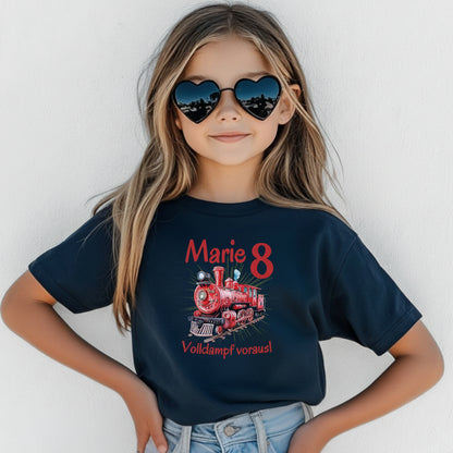 Personalisiertes Geburtstagsshirt mit Namen und Zahl, perfekt als Kindergeburtstag T-Shirt oder Geschenk zum Geburtstag. Dieses weiche Bio-Baumwoll T-Shirt zum Geburtstag ist ideal für Jungen und Mädchen, die ihren großen Tag stilvoll feiern möchten. Das Geburtstagsshirt mit Namen ist langlebig, pflegeleicht und in Schwarz, Weiß erhältlich. Tolles Kindergeburtstagsgeschenk für Familienfeier, Kindergartenparty oder Geburtstagsfeier. Geburtstagsshirt mit Zug Dampflok, Geburtstagsshirt mit Namen