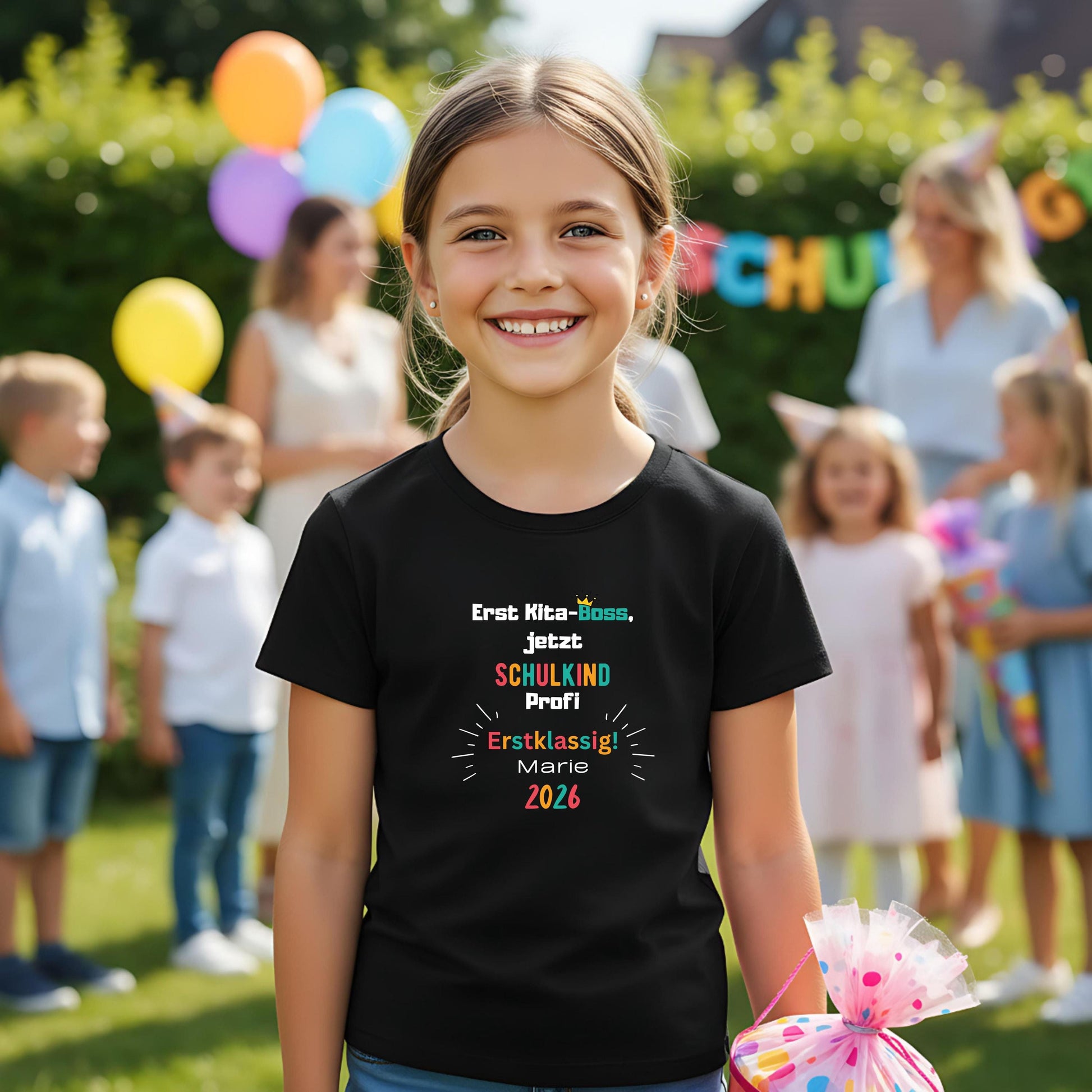 Schulkind T-Shirt 2026 mit Spruch „Erst Kita-Boss jetzt Schulkind Profi – Erstklassig!“, personalisierbar mit Name, Einschulungsshirt Jungen & Mädchen. T-Shirt zur Einschulung 1. Klasse, Geschenk Schulanfang, Abschied Kita, Schulkind Outfit 2026 mit Statement. Einschulungsgeschenk für Schultüte, Einschulungsfeier, Schulanmeldung oder erstes Klassenfoto. Erstklassler Shirt mit Bio-Baumwolle, nachhaltig, bequem individuell Ideal für Schulanfänger & Vorschüler. Schulkind T-Shirt 2026 personalisiert