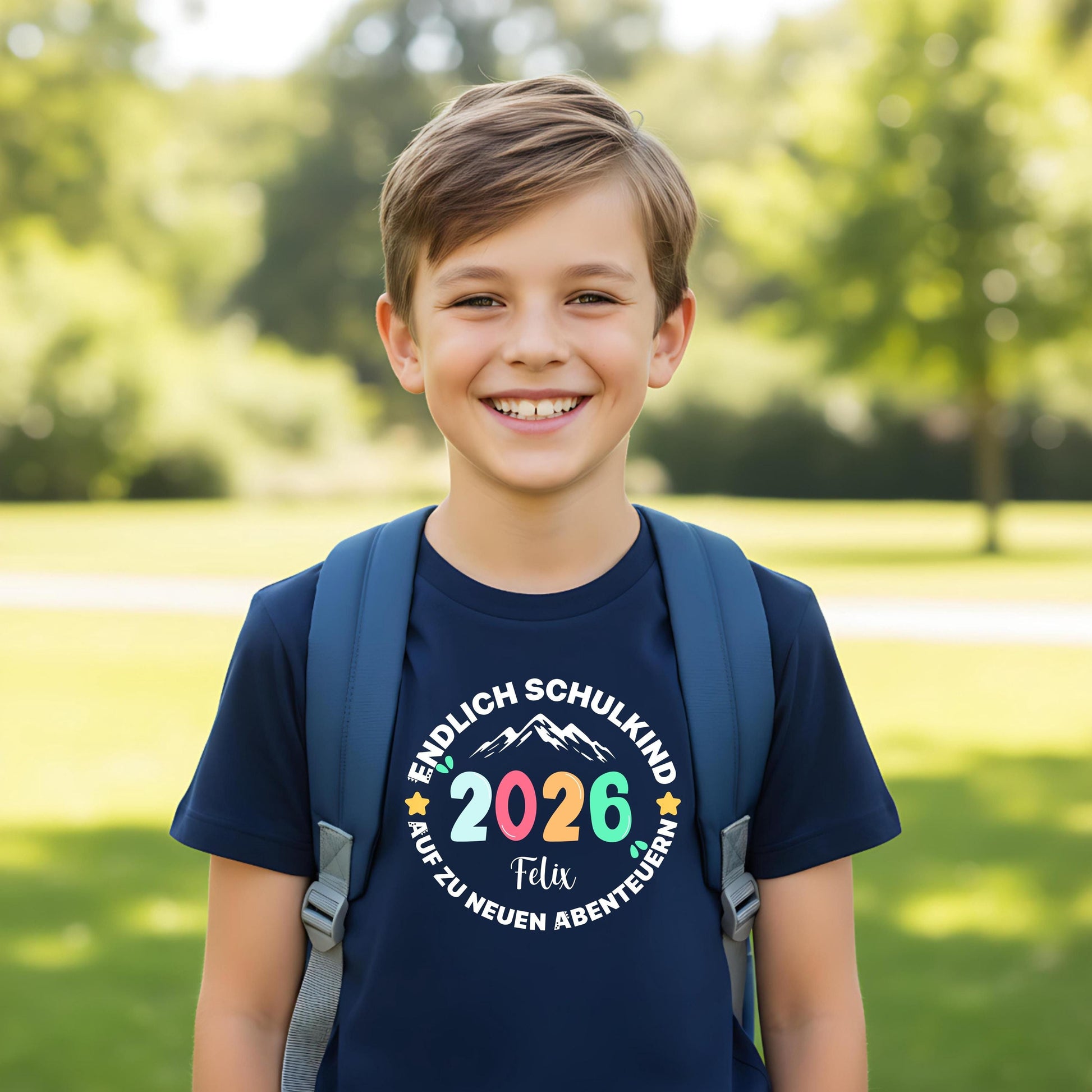 Cooles Schulkind T-Shirt 2026 mit Abenteuer Motiv, perfekt für Jungen und Mädchen zur Einschulung. Ideal als Geschenk zum Schulanfang für Kinder, die mit Stil in die 1. Klasse starten. Das T-Shirt zur Einschulung besteht aus 100 % Bio-Baumwolle und kann mit Namen personalisiert werden. Perfekt als Einschulung Shirt Junge, T-Shirt endlich Schulkind, Geschenk Einschulung Kind, T-Shirt für Erstklässler oder Bye Bye Kindergarten Geschenk. Dieses Einschulungsshirt bringt Vorfreude auf den Schulstart