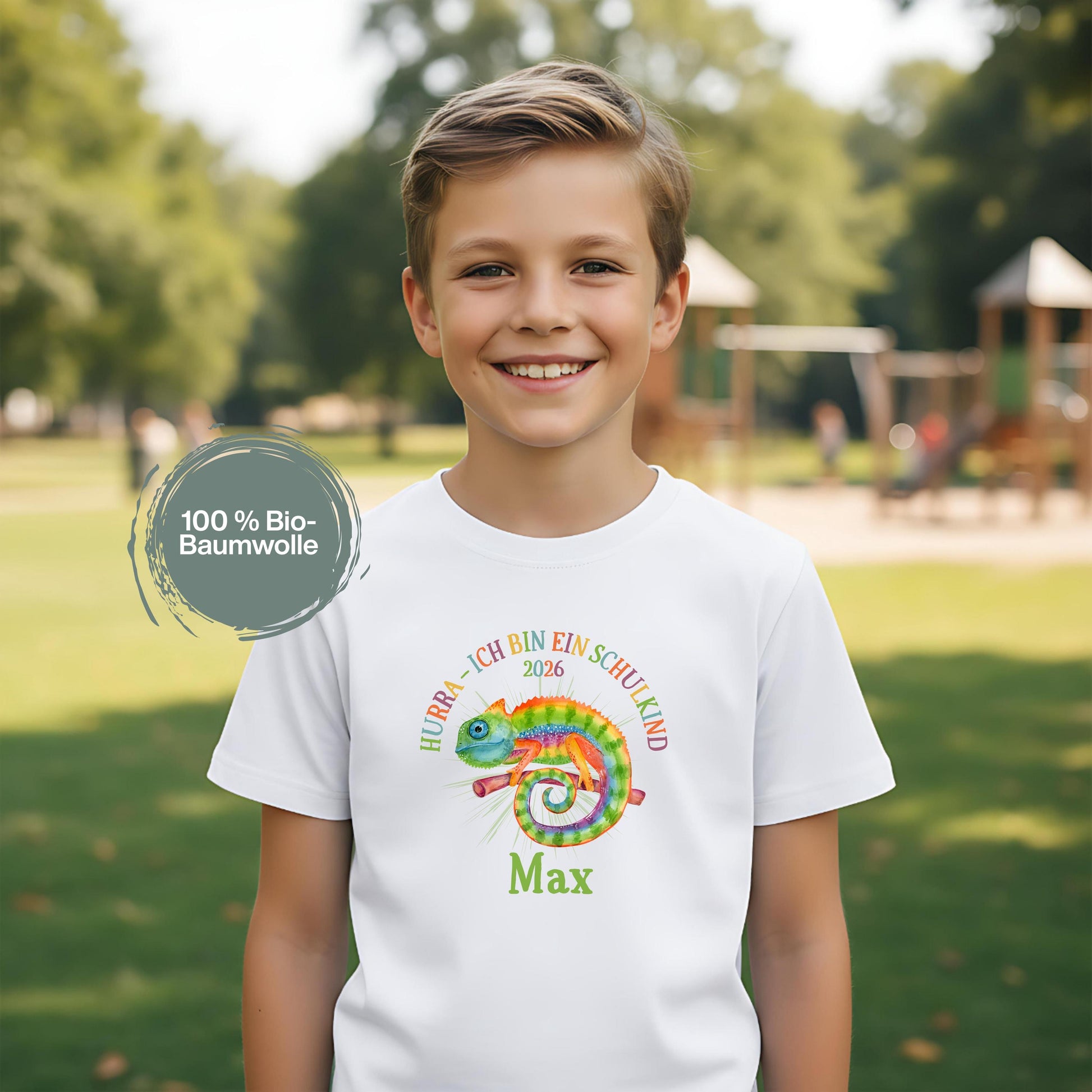 Cooles Schulkind T-Shirt 2026 mit Chamäleon-Motiv, perfekt für Jungen zur Einschulung. Ideal als Geschenk zum Schulanfang für mutige Kinder, die mit Stil in die 1. Klasse starten. Das T-Shirt zur Einschulung besteht aus 100 % Bio-Baumwolle und kann mit Namen personalisiert werden. Perfekt als Einschulung Shirt Junge, T-Shirt endlich Schulkind, Geschenk Einschulung Kind, T-Shirt für Erstklässler oder Bye Bye Kindergarten Geschenk. Dieses Einschulungsshirt bringt und Vorfreude auf den Schulstart