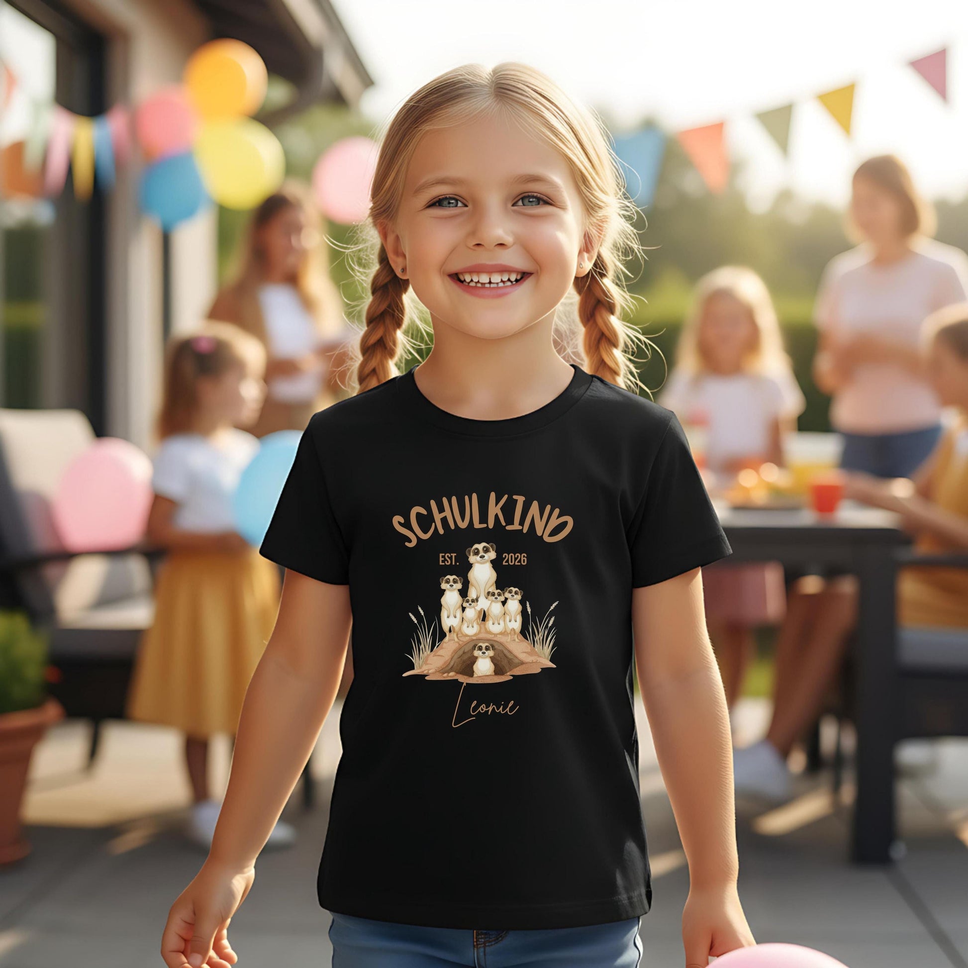 Personalisiertes Schulkind T-Shirt 2026 mit süßem Erdmännchen Motiv – perfekt als Geschenk zur Einschulung für Tierfreunde. Einschulungsshirt für Jungen und Mädchen, ideal zur Einschulungsfeier oder als Überraschung zum ersten Schultag. Als Schulanfang Geschenk oder Bye Bye Kindergarten Shirt ein beliebtes Motiv. Schulkind T-Shirt mit Name oder schlicht – für Einschulung 2026, Schulstart, Erstklässler T-Shirt und Kita Abschied. Liebevoll, einzigartig, mit Bedeutung.