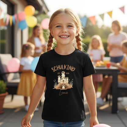 Personalisiertes Schulkind T-Shirt 2026 mit süßem Erdmännchen Motiv – perfekt als Geschenk zur Einschulung für Tierfreunde. Einschulungsshirt für Jungen und Mädchen, ideal zur Einschulungsfeier oder als Überraschung zum ersten Schultag. Als Schulanfang Geschenk oder Bye Bye Kindergarten Shirt ein beliebtes Motiv. Schulkind T-Shirt mit Name oder schlicht – für Einschulung 2026, Schulstart, Erstklässler T-Shirt und Kita Abschied. Liebevoll, einzigartig, mit Bedeutung.