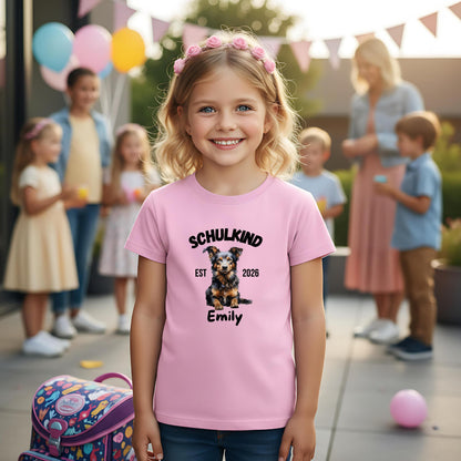 Personalisiertes Schulkind T-Shirt 2026 mit süßem Hundemotiv – perfekt als Geschenk zur Einschulung. Einschulungsshirt für Jungen und Mädchen zur Einschulungsfeier, zum ersten Schultag oder als Tschüss Kindergarten T-Shirt. Ideal als Schulanfang Geschenk, Erstklässler T-Shirt oder Shirt für Bye Bye Kindergarten. Schulkind T-Shirt mit Name oder ohne – für Einschulung 2026, Schulstart, Schultüte und Kita Abschied. T-Shirt Schulkind Hund Einschulungsshirt | T-Shirt Einschulung 2026 personalisiert