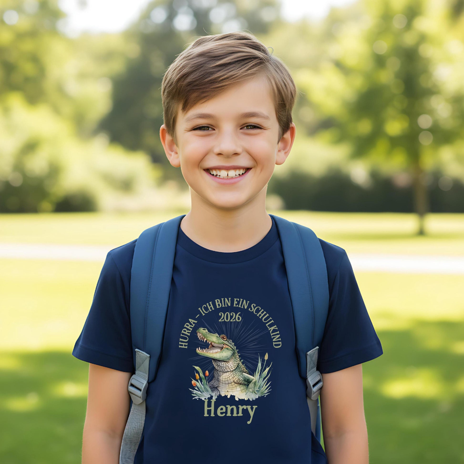 Personalisiertes T-Shirt zur Einschulung 2026 mit Krokodil-Motiv. Schulkind T-Shirt für Jungen und Mädchen – ideal als T-Shirt zur Einschulung, als Geschenk Einschulung Kind, für den ersten Schultag oder als Bye Bye Kindergarten Shirt. Perfekt als T-Shirt Schulanfang Kind, T-Shirt für Erstklässler, Einschulung Shirt Junge, Einschulung Shirt Mädchen, Schulanfänger T-Shirt oder Erinnerung an den Schulstart. Lustiges, mutiges Motiv mit Namen – ein Highlight für den Schulbeginn.