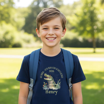 Personalisiertes T-Shirt zur Einschulung 2026 mit Krokodil-Motiv. Schulkind T-Shirt für Jungen und Mädchen – ideal als T-Shirt zur Einschulung, als Geschenk Einschulung Kind, für den ersten Schultag oder als Bye Bye Kindergarten Shirt. Perfekt als T-Shirt Schulanfang Kind, T-Shirt für Erstklässler, Einschulung Shirt Junge, Einschulung Shirt Mädchen, Schulanfänger T-Shirt oder Erinnerung an den Schulstart. Lustiges, mutiges Motiv mit Namen – ein Highlight für den Schulbeginn.
