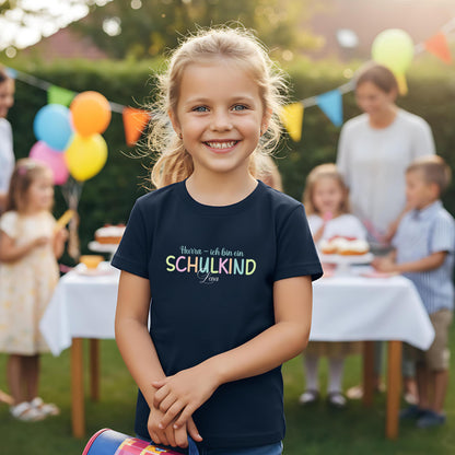 Personalisiertes Schulkind T-Shirt 2026 für Jungen und Mädchen – Geschenkidee zur Einschulung mit buntem Schriftzug „Hurra – endlich Schulkind“, Unisex-Schnitt, perfekt für Erstklässler und Schulanfänger. Einschulungsshirt aus 100 % Bio-Baumwolle, individuell mit Namen bedruckbar, hautfreundlich und langlebig. Ideal als T-Shirt zur Einschulung, Einschulungsgeschenk, Schultüten-Füllung oder Bye Bye Kindergarten Geschenk – modernes, emotionales Motiv für stolze Kinder zum Schulstart.