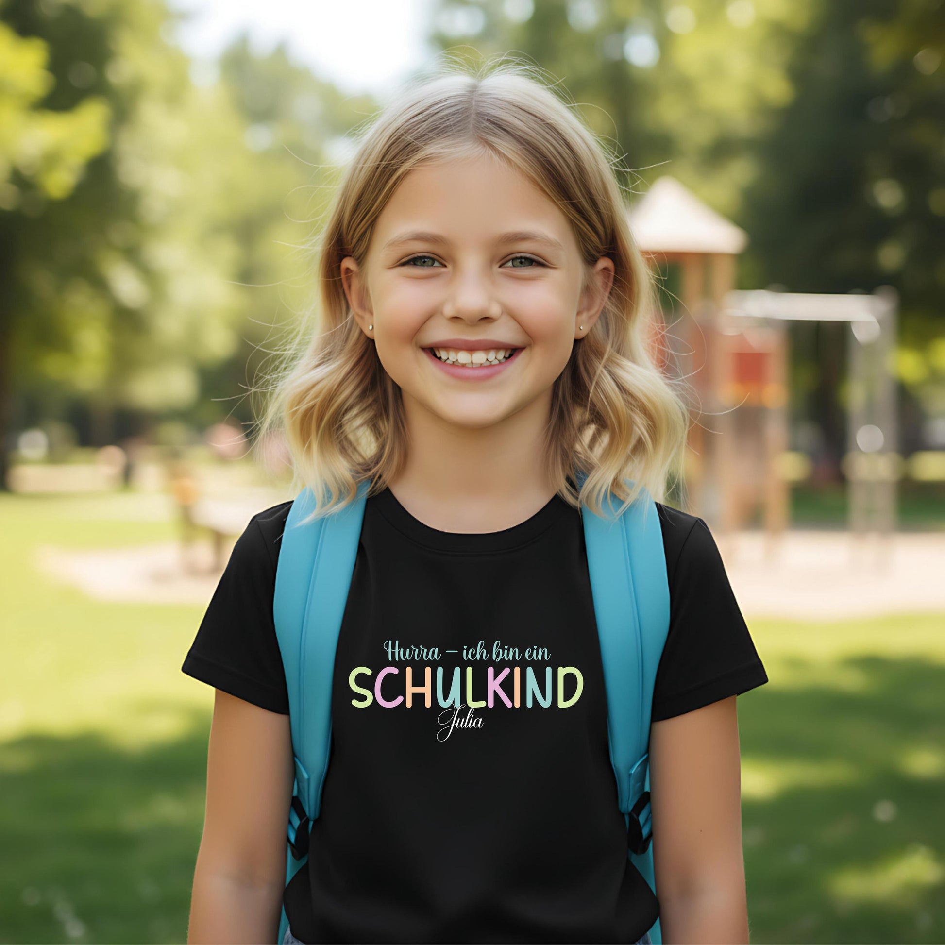 Personalisiertes Schulkind T-Shirt 2026 für Jungen und Mädchen – Geschenkidee zur Einschulung mit buntem Schriftzug „Hurra – endlich Schulkind“, Unisex-Schnitt, perfekt für Erstklässler und Schulanfänger. Einschulungsshirt aus 100 % Bio-Baumwolle, individuell mit Namen bedruckbar, hautfreundlich und langlebig. Ideal als T-Shirt zur Einschulung, Einschulungsgeschenk, Schultüten-Füllung oder Bye Bye Kindergarten Geschenk – modernes, emotionales Motiv für stolze Kinder zum Schulstart.