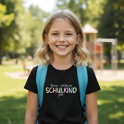 Personalisiertes Schulkind T-Shirt 2026 für Jungen und Mädchen – Geschenkidee zur Einschulung mit buntem Schriftzug „Hurra – endlich Schulkind“, Unisex-Schnitt, perfekt für Erstklässler und Schulanfänger. Einschulungsshirt aus 100 % Bio-Baumwolle, individuell mit Namen bedruckbar, hautfreundlich und langlebig. Ideal als T-Shirt zur Einschulung, Einschulungsgeschenk, Schultüten-Füllung oder Bye Bye Kindergarten Geschenk – modernes, emotionales Motiv für stolze Kinder zum Schulstart.