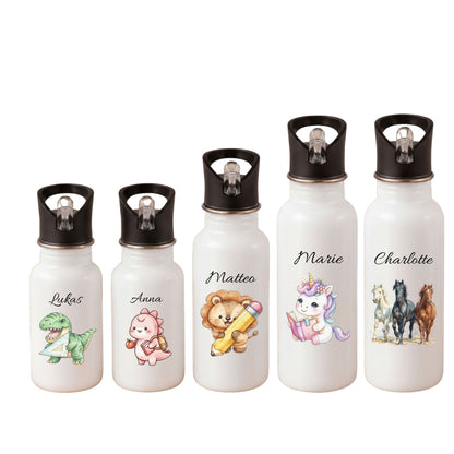 Personalisierte Trinkflasche Kinder mit Namen aus Edelstahl für Kindergarten, Kita und Schule. Kinder Trinkflasche mit Strohhalm und Tragegriff in 400 ml, 500 ml oder 600 ml. Personalisierte Kinderflasche mit Dino, Einhorn, Löwe und Pferde Motiv für Jungen und Mädchen. Edelstahl Trinkflasche mit Wunschname als Geschenk zum Kita-Start, Geschenk zur Einschulung, Geburtstagsgeschenk oder Kindergarten Geschenk. Hochwertige Kinder Trinkflasche aus Edelstahl für Kindergartenkinder und Schulkinder