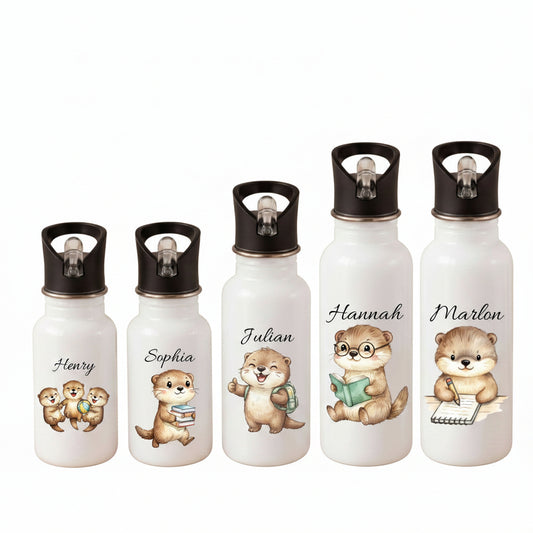 Personalisierte Kinder Trinkflasche aus Edelstahl mit Wunschname und fünf niedlichen Otter Motiven. Kinder Trinkflasche mit integriertem Strohhalm und Tragegriff in 400 ml, 500 ml oder 600 ml. Ideal für Kindergarten, Kita und Schule sowie als Geschenk zum Kita-Start, zur Einschulung, zum Geburtstag oder zur Taufe. Hochwertig bedruckte Edelstahl Trinkflasche für Jungen und Mädchen mit individuellem Namen und liebevollen Otter Illustrationen – perfekt für den täglichen Einsatz in der Grundschule.