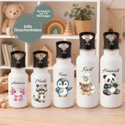 Personalisierte Trinkflasche Kinder mit Namen aus Edelstahl für Kindergarten, Kita und Schule. Kinder Trinkflasche mit Strohhalm und Tragegriff in 400 ml, 500 ml oder 600 ml. Personalisierte Kinderflasche mit Axolotl, Waschbär, Pinguin, Gans und Panda Motiv für Jungen und Mädchen. Edelstahl Trinkflasche mit Wunschname als Geschenk zum Kita-Start, Geschenk zur Einschulung, Geburtstagsgeschenk oder Kindergarten Geschenk. Hochwertige Kinder Trinkflasche für Kindergartenkinder und Schulkinder
