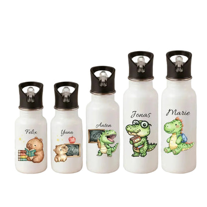Personalisierte Trinkflasche Kinder mit Namen aus Edelstahl für Kindergarten, Kita und Schule. Hochwertige Kinder Trinkflasche mit Strohhalm und Tragegriff in 400 ml, 500 ml oder 600 ml. Personalisierte Kinderflasche mit Dino- und Capybara-Motiven für Jungen und Mädchen. Ideal als Geschenk zum Kita-Start, Geschenk zur Einschulung, Geburtstagsgeschenk oder personalisierte Flasche für den Schulanfang. Edelstahl Trinkflasche mit Wunschname für Kindergartenkinder und Schulkinder.