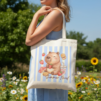 Capybara Stofftasche aus hochwertiger Baumwolle mit niedlichem Capybara zwischen Erdbeeren im sommerlichen Streifen-Design. Süßer Stoffbeutel Damen als Einkaufstasche, Tragetasche oder Baumwolltasche für Alltag, Shopping, Urlaub und Freizeit. Perfekt als Capybara Tasche, Capybara Geschenk oder Geschenk für Capybara Fans und Tierliebhaber. Robuster Stoffbeutel mit hochwertigem Druck, langen Henkeln und modernem Sommermotiv – ideal als nachhaltige Einkaufstasche für Frauen und Jugendliche.