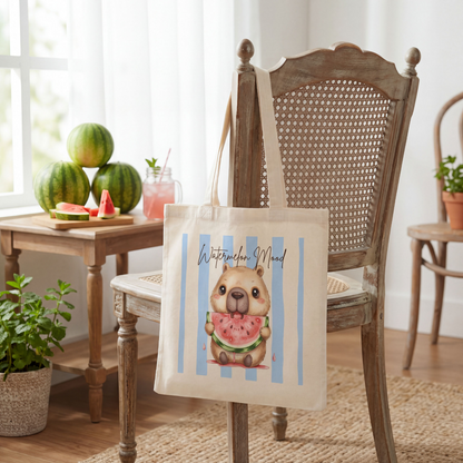 Capybara Stofftasche aus hochwertiger Baumwolle mit niedlichem Capybara und saftiger Wassermelone im sommerlichen Streifen-Design. Süßer Stoffbeutel Damen als Einkaufstasche, Tragetasche oder Baumwolltasche für Alltag, Shopping, Urlaub und Freizeit. Perfekt als Capybara Tasche, Capybara Geschenk oder Geschenk für Capybara Fans und Tierliebhaber. Robuster Stoffbeutel mit hochwertigem Druck, langen Henkeln und frischem Sommermotiv – ideal als nachhaltige Einkaufstasche für Frauen und Jugendliche.