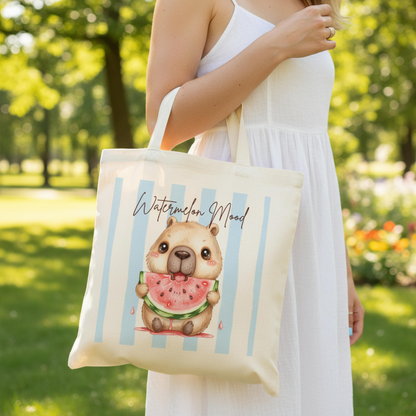 Capybara Stofftasche aus hochwertiger Baumwolle mit niedlichem Capybara und saftiger Wassermelone im sommerlichen Streifen-Design. Süßer Stoffbeutel Damen als Einkaufstasche, Tragetasche oder Baumwolltasche für Alltag, Shopping, Urlaub und Freizeit. Perfekt als Capybara Tasche, Capybara Geschenk oder Geschenk für Capybara Fans und Tierliebhaber. Robuster Stoffbeutel mit hochwertigem Druck, langen Henkeln und frischem Sommermotiv – ideal als nachhaltige Einkaufstasche für Frauen und Jugendliche.
