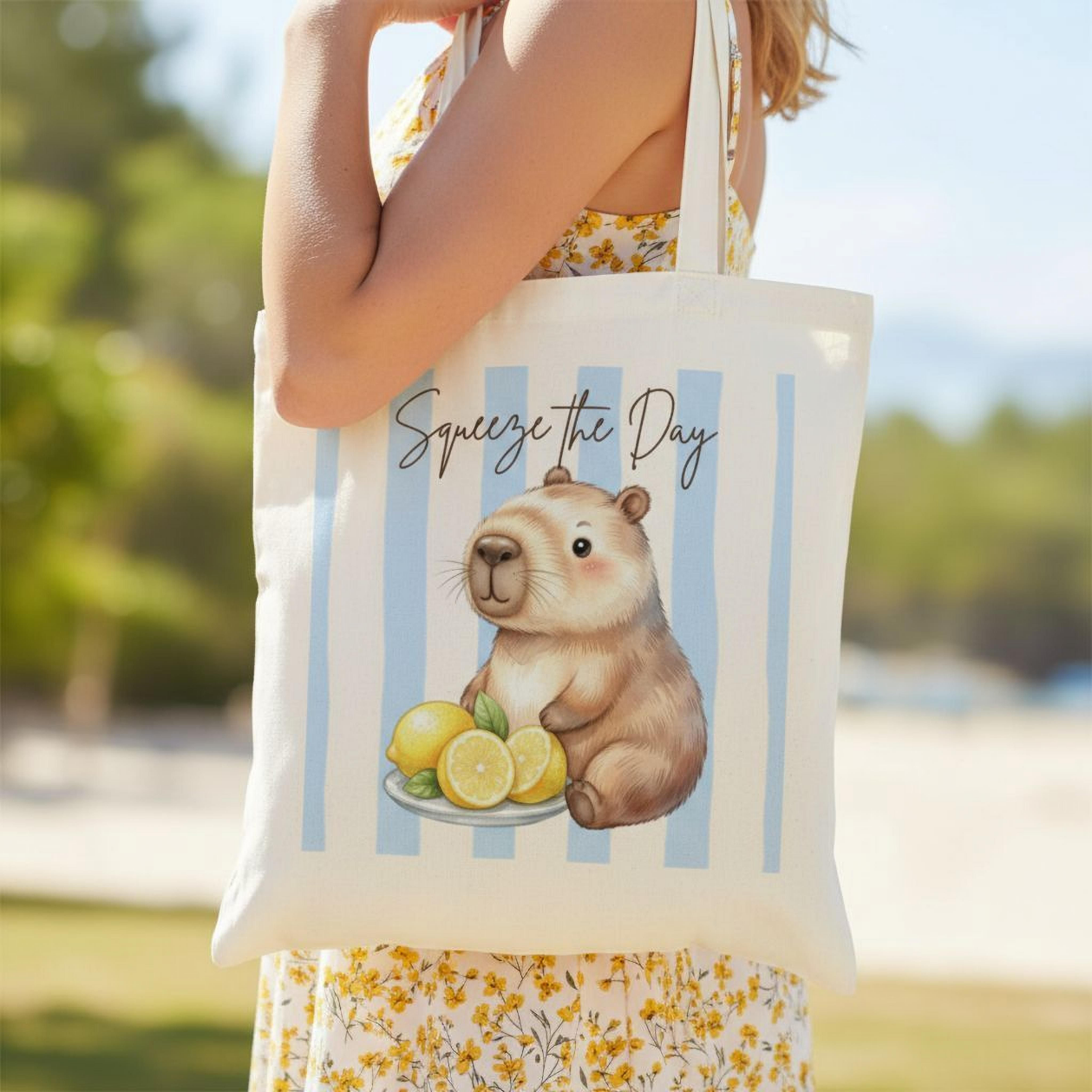 Capybara Stofftasche aus hochwertiger Baumwolle mit niedlichem Capybara und frischen Zitronen im sommerlichen Streifen-Design. Der Stoffbeutel zeigt den Spruch „Squeeze the Day“ und eignet sich als Einkaufstasche, Tragetasche oder Baumwolltasche für Alltag, Shopping, Urlaub und Freizeit. Perfekt als Capybara Tasche, Capybara Geschenk oder Geschenk für Capybara Fans und Tierliebhaber. Robuster Stoffbeutel mit hochwertigem Druck, langen Henkeln und Sommermotiv, ideal als nachhaltige Einkaufstasche
