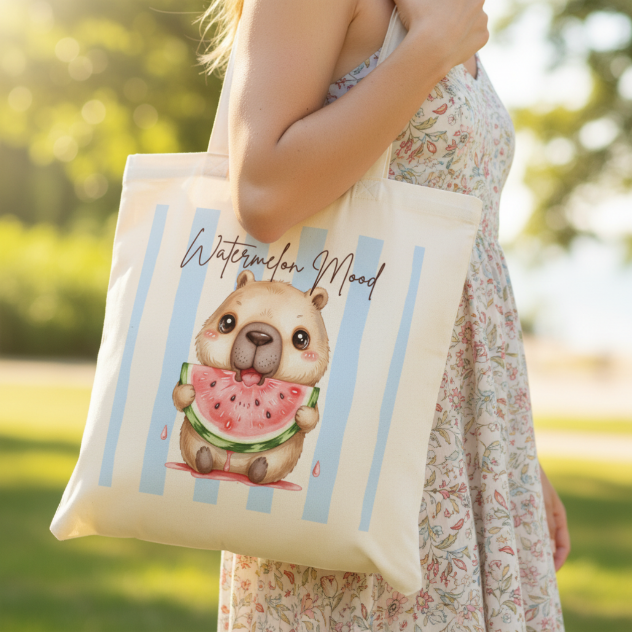 Capybara Stofftasche aus hochwertiger Baumwolle mit niedlichem Capybara und saftiger Wassermelone im sommerlichen Streifen-Design. Süßer Stoffbeutel Damen als Einkaufstasche, Tragetasche oder Baumwolltasche für Alltag, Shopping, Urlaub und Freizeit. Perfekt als Capybara Tasche, Capybara Geschenk oder Geschenk für Capybara Fans und Tierliebhaber. Robuster Stoffbeutel mit hochwertigem Druck, langen Henkeln und frischem Sommermotiv – ideal als nachhaltige Einkaufstasche für Frauen und Jugendliche.