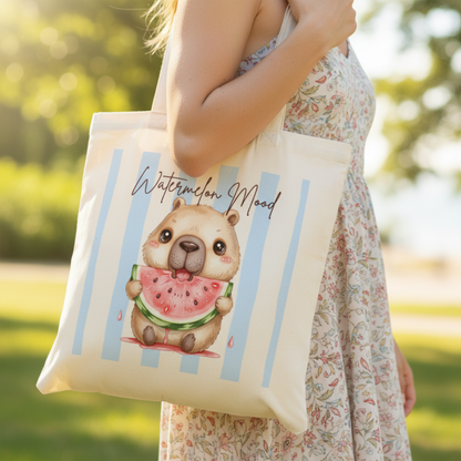Capybara Stofftasche aus hochwertiger Baumwolle mit niedlichem Capybara und saftiger Wassermelone im sommerlichen Streifen-Design. Süßer Stoffbeutel Damen als Einkaufstasche, Tragetasche oder Baumwolltasche für Alltag, Shopping, Urlaub und Freizeit. Perfekt als Capybara Tasche, Capybara Geschenk oder Geschenk für Capybara Fans und Tierliebhaber. Robuster Stoffbeutel mit hochwertigem Druck, langen Henkeln und frischem Sommermotiv – ideal als nachhaltige Einkaufstasche für Frauen und Jugendliche.