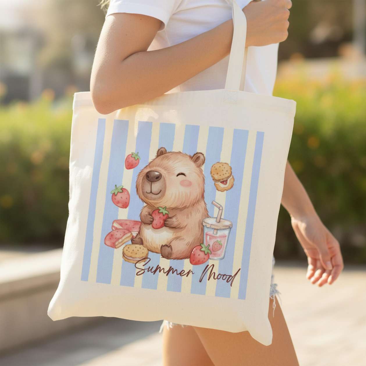 Capybara Stofftasche aus hochwertiger Baumwolle mit niedlichem Capybara zwischen Erdbeeren im sommerlichen Streifen-Design. Süßer Stoffbeutel Damen als Einkaufstasche, Tragetasche oder Baumwolltasche für Alltag, Shopping, Urlaub und Freizeit. Perfekt als Capybara Tasche, Capybara Geschenk oder Geschenk für Capybara Fans und Tierliebhaber. Robuster Stoffbeutel mit hochwertigem Druck, langen Henkeln und modernem Sommermotiv – ideal als nachhaltige Einkaufstasche für Frauen und Jugendliche.