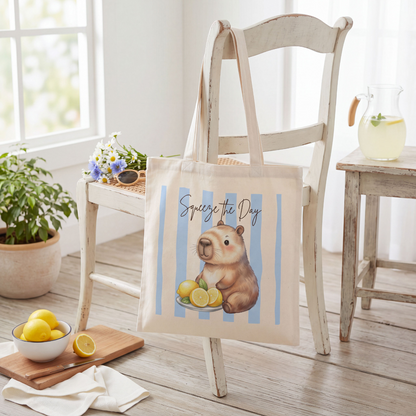 Capybara Stofftasche aus hochwertiger Baumwolle mit niedlichem Capybara und frischen Zitronen im sommerlichen Streifen-Design. Der Stoffbeutel zeigt den Spruch „Squeeze the Day“ und eignet sich als Einkaufstasche, Tragetasche oder Baumwolltasche für Alltag, Shopping, Urlaub und Freizeit. Perfekt als Capybara Tasche, Capybara Geschenk oder Geschenk für Capybara Fans und Tierliebhaber. Robuster Stoffbeutel mit hochwertigem Druck, langen Henkeln und Sommermotiv, ideal als nachhaltige Einkaufstasche
