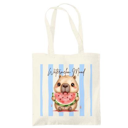 Capybara Stofftasche aus hochwertiger Baumwolle mit niedlichem Capybara und saftiger Wassermelone im sommerlichen Streifen-Design. Süßer Stoffbeutel Damen als Einkaufstasche, Tragetasche oder Baumwolltasche für Alltag, Shopping, Urlaub und Freizeit. Perfekt als Capybara Tasche, Capybara Geschenk oder Geschenk für Capybara Fans und Tierliebhaber. Robuster Stoffbeutel mit hochwertigem Druck, langen Henkeln und frischem Sommermotiv – ideal als nachhaltige Einkaufstasche für Frauen und Jugendliche.