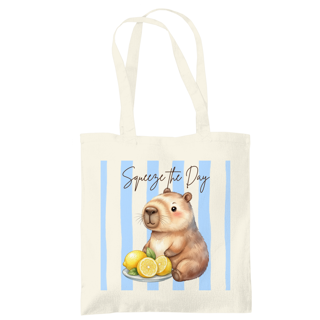 Capybara Stofftasche aus hochwertiger Baumwolle mit niedlichem Capybara und frischen Zitronen im sommerlichen Streifen-Design. Der Stoffbeutel zeigt den Spruch „Squeeze the Day“ und eignet sich als Einkaufstasche, Tragetasche oder Baumwolltasche für Alltag, Shopping, Urlaub und Freizeit. Perfekt als Capybara Tasche, Capybara Geschenk oder Geschenk für Capybara Fans und Tierliebhaber. Robuster Stoffbeutel mit hochwertigem Druck, langen Henkeln und Sommermotiv, ideal als nachhaltige Einkaufstasche