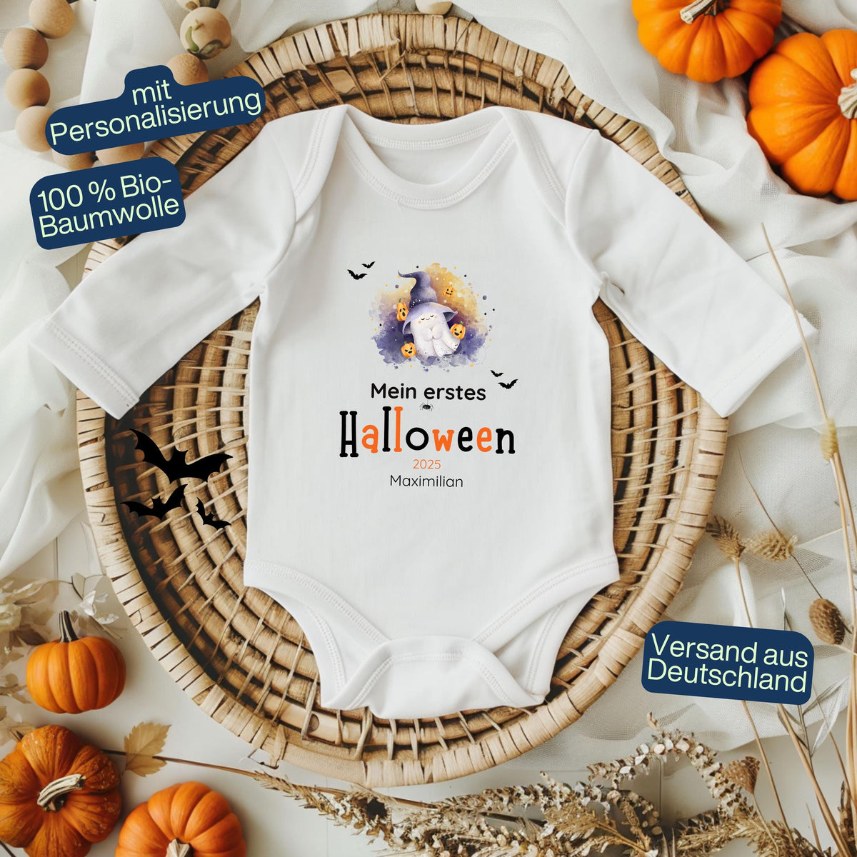 Mein erstes Halloween Babybody aus 100 % Bio-Baumwolle, erhältlich in Schwarz und Weiß, nachhaltig und hautfreundlich. Halloween Outfit für Babys bis 18 Monate, ideal als Baby Strampler für Jungen und Mädchen, perfekt für Babyfotos, Familienfotos und die erste Halloween Party. Bio Baby Body mit süßem Geist und Kürbis Motiv, weiche Baby Kleidung für Herbst und Halloween 2025, originelle Geschenkidee für Babys erstes Halloween, auch als Geschenk zur Geburt oder Babyparty geeignet.