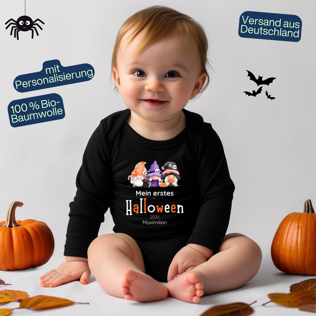 Mein erstes Halloween Babybody aus 100 % Bio-Baumwolle, erhältlich in Schwarz und Weiß, nachhaltig und hautfreundlich. Halloween Outfit für Babys bis 18 Monate, ideal als Baby Strampler für Jungen und Mädchen, perfekt für Babyfotos, Familienfotos und die erste Halloween Party. Bio Baby Body mit süßem Geist und Kürbis Motiv, weiche Baby Kleidung für Herbst und Halloween 2025, originelle Geschenkidee für Babys erstes Halloween, auch als Geschenk zur Geburt oder Babyparty geeignet.