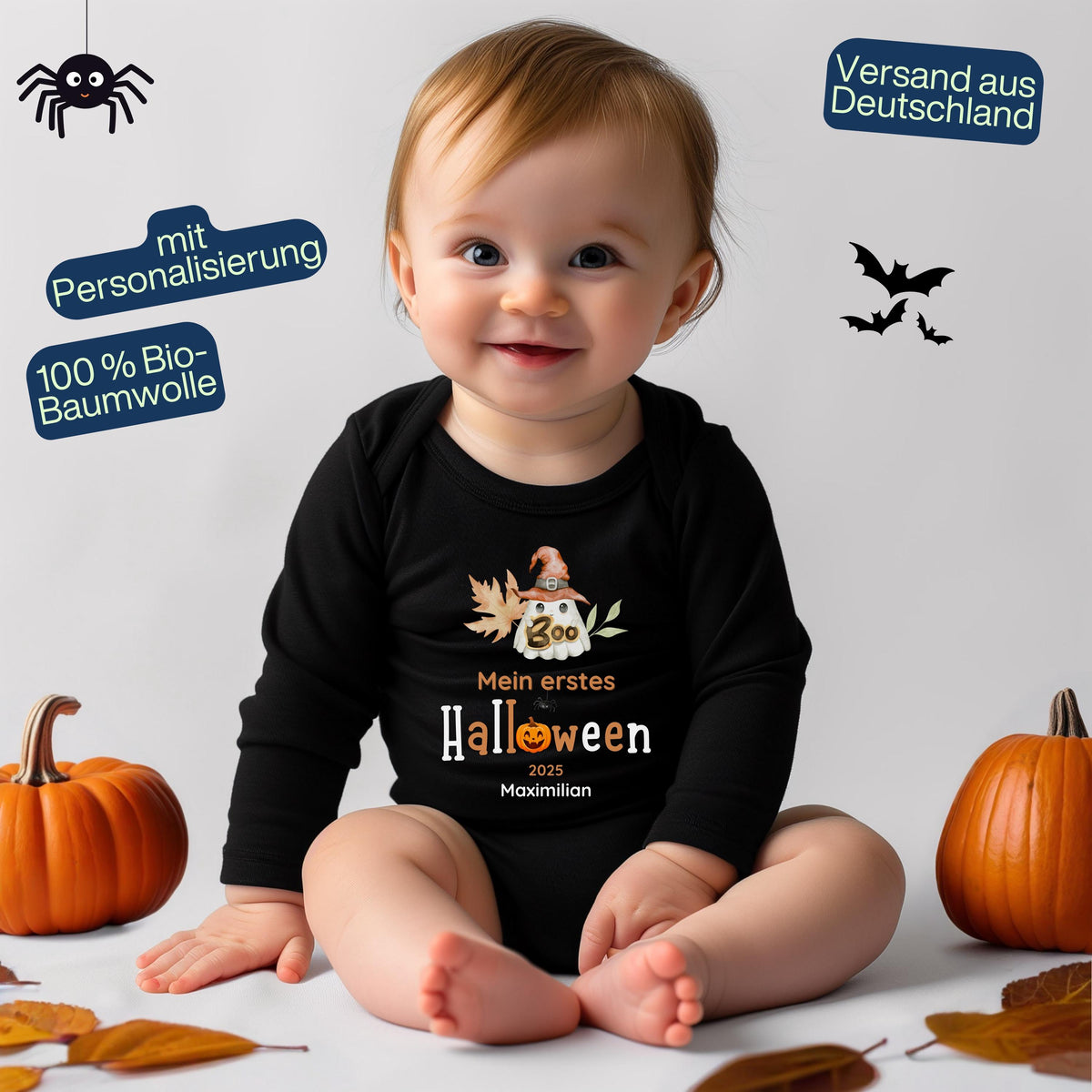 Mein erstes Halloween Babybody aus 100 % Bio-Baumwolle, erhältlich in Schwarz und Weiß, nachhaltig und hautfreundlich. Halloween Outfit für Babys bis 18 Monate, ideal als Baby Strampler für Jungen und Mädchen, perfekt für Babyfotos, Familienfotos und die erste Halloween Party. Bio Baby Body mit süßem Geist und Kürbis Motiv, weiche Baby Kleidung für Herbst und Halloween 2025, originelle Geschenkidee für Babys erstes Halloween, auch als Geschenk zur Geburt oder Babyparty geeignet.