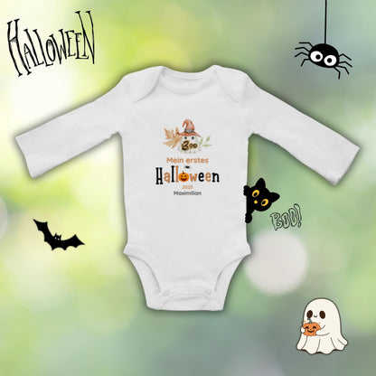 Mein erstes Halloween Babybody aus 100 % Bio-Baumwolle, erhältlich in Schwarz und Weiß, nachhaltig und hautfreundlich. Halloween Outfit für Babys bis 18 Monate, ideal als Baby Strampler für Jungen und Mädchen, perfekt für Babyfotos, Familienfotos und die erste Halloween Party. Bio Baby Body mit süßem Geist und Kürbis Motiv, weiche Baby Kleidung für Herbst und Halloween 2025, originelle Geschenkidee für Babys erstes Halloween, auch als Geschenk zur Geburt oder Babyparty geeignet.