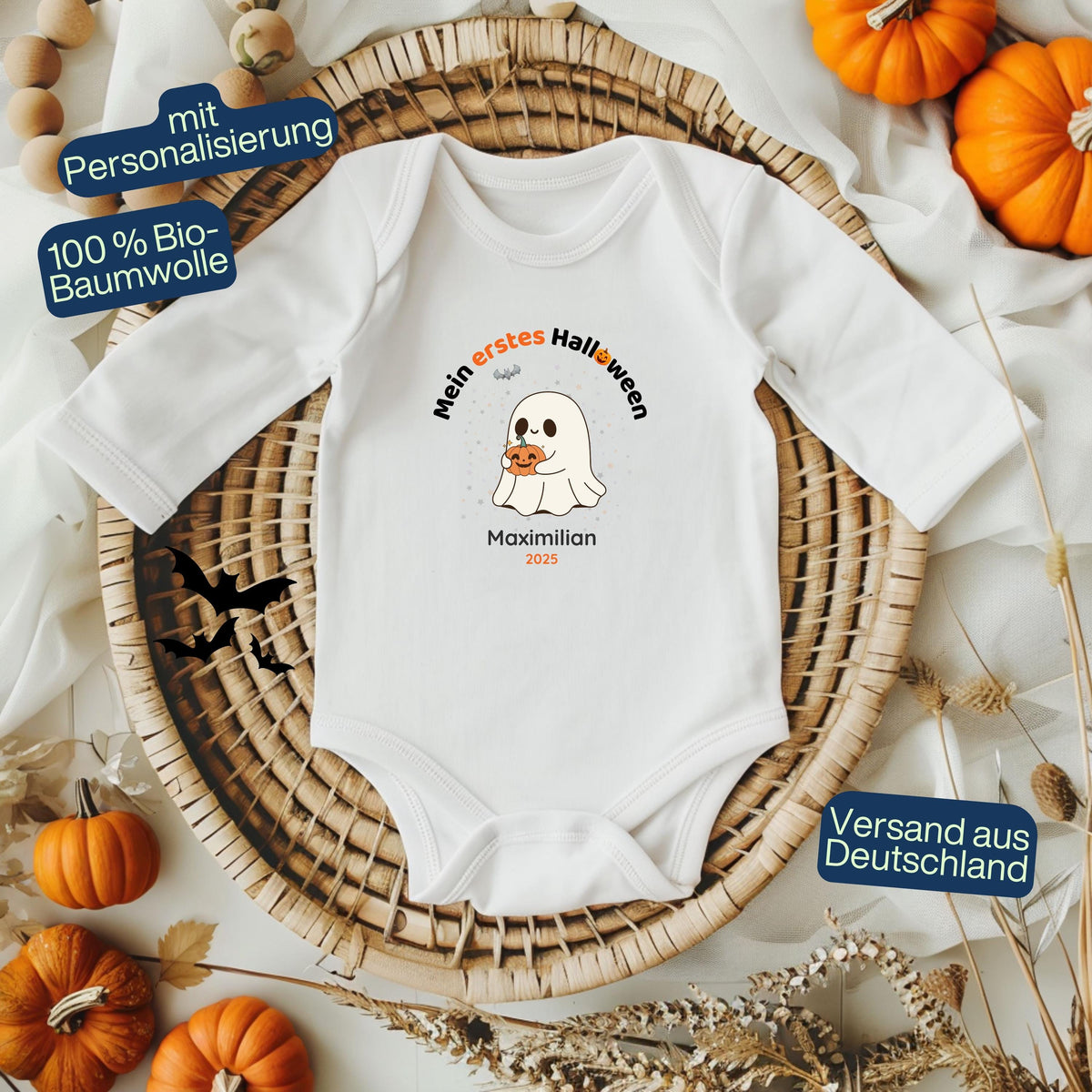 Mein erstes Halloween Babybody aus 100 % Bio-Baumwolle, erhältlich in Schwarz und Weiß, nachhaltig und hautfreundlich. Halloween Outfit für Babys bis 18 Monate, ideal als Baby Strampler für Jungen und Mädchen, perfekt für Babyfotos, Familienfotos und die erste Halloween Party. Bio Baby Body mit süßem Geist und Kürbis Motiv, weiche Baby Kleidung für Herbst und Halloween 2025, originelle Geschenkidee für Babys erstes Halloween, auch als Geschenk zur Geburt oder Babyparty geeignet.