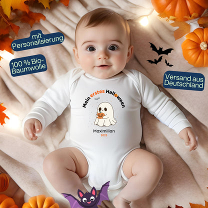 Mein erstes Halloween Babybody aus 100 % Bio-Baumwolle, erhältlich in Schwarz und Weiß, nachhaltig und hautfreundlich. Halloween Outfit für Babys bis 18 Monate, ideal als Baby Strampler für Jungen und Mädchen, perfekt für Babyfotos, Familienfotos und die erste Halloween Party. Bio Baby Body mit süßem Geist und Kürbis Motiv, weiche Baby Kleidung für Herbst und Halloween 2025, originelle Geschenkidee für Babys erstes Halloween, auch als Geschenk zur Geburt oder Babyparty geeignet.