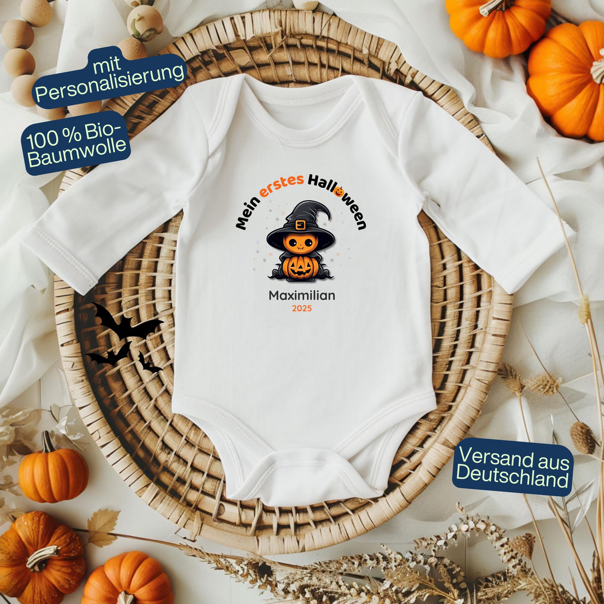 Mein erstes Halloween Babybody aus 100 % Bio-Baumwolle, erhältlich in Schwarz und Weiß, nachhaltig und hautfreundlich. Halloween Outfit für Babys bis 18 Monate, ideal als Baby Strampler für Jungen und Mädchen, perfekt für Babyfotos, Familienfotos und die erste Halloween Party. Bio Baby Body mit süßem Geist und Kürbis Motiv, weiche Baby Kleidung für Herbst und Halloween 2025, originelle Geschenkidee für Babys erstes Halloween, auch als Geschenk zur Geburt oder Babyparty geeignet.