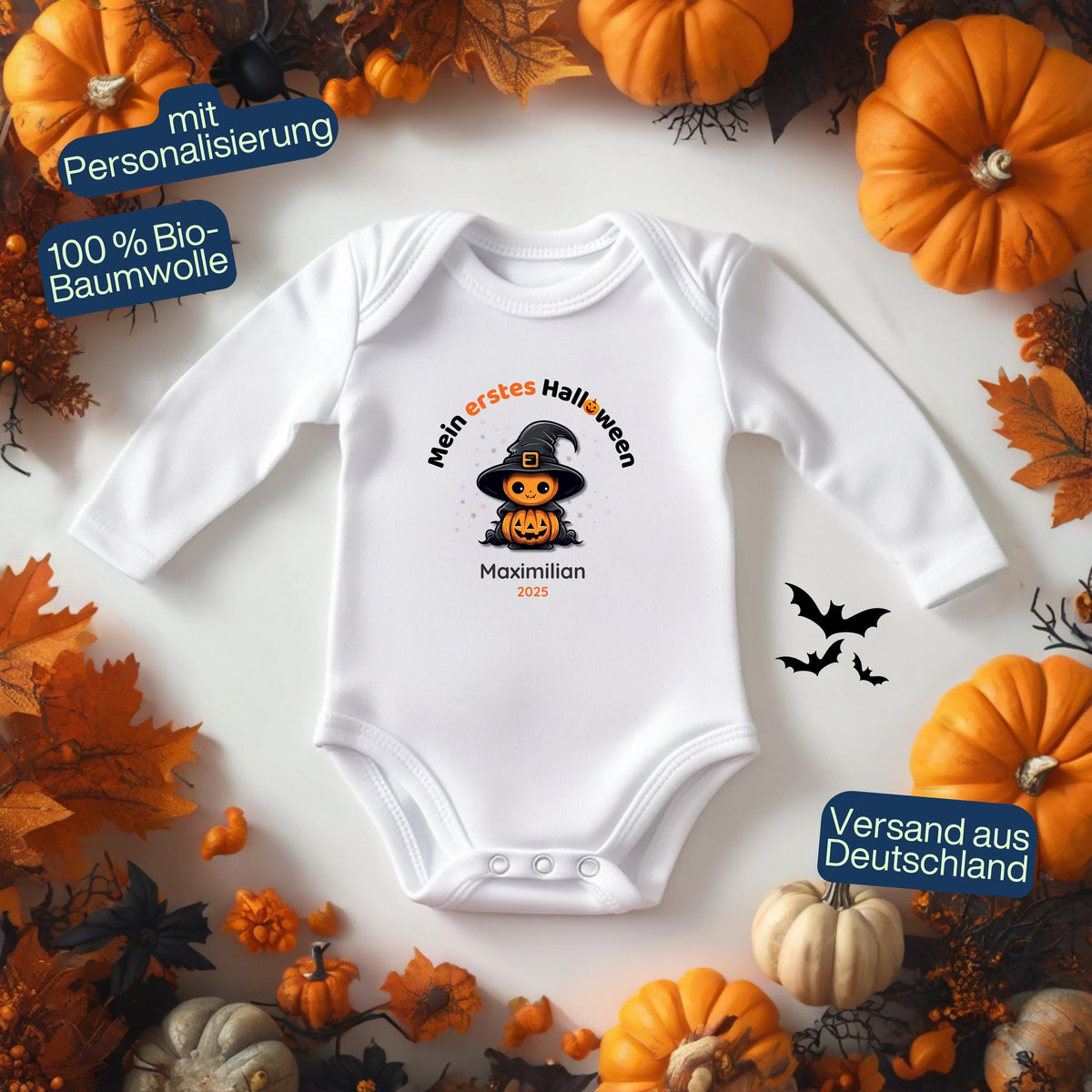 Mein erstes Halloween Babybody aus 100 % Bio-Baumwolle, erhältlich in Schwarz und Weiß, nachhaltig und hautfreundlich. Halloween Outfit für Babys bis 18 Monate, ideal als Baby Strampler für Jungen und Mädchen, perfekt für Babyfotos, Familienfotos und die erste Halloween Party. Bio Baby Body mit süßem Geist und Kürbis Motiv, weiche Baby Kleidung für Herbst und Halloween 2025, originelle Geschenkidee für Babys erstes Halloween, auch als Geschenk zur Geburt oder Babyparty geeignet.