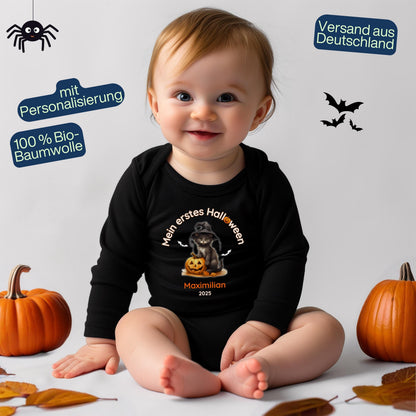 Mein erstes Halloween Babybody aus 100 % Bio-Baumwolle, erhältlich in Schwarz und Weiß, nachhaltig und hautfreundlich. Halloween Outfit für Babys bis 18 Monate, ideal als Baby Strampler für Jungen und Mädchen, perfekt für Babyfotos, Familienfotos und die erste Halloween Party. Bio Baby Body mit süßem Geist und Kürbis Motiv, weiche Baby Kleidung für Herbst und Halloween 2025, originelle Geschenkidee für Babys erstes Halloween, auch als Geschenk zur Geburt oder Babyparty geeignet.