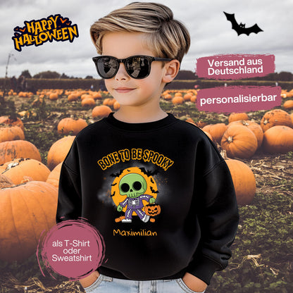 Halloween T-Shirt oder Sweatshirt für Kinder – ideal für „Süßes oder Saures“! Dein Kind ist perfekt gekleidet für Halloween mit diesem bequemen Shirt oder Pullover in Schwarz oder Weiß. Niedliches Design für Jungen & Mädchen, ideal für Halloween Partys, Kindergarten & das erste Halloween. Beliebt als „mein erstes Halloween“ Outfit oder Halloween Kleidung für Kinder. Auch als langarm Shirt für kühlere Tage geeignet. Ein Must-have für kleine Gruselfans! 🎃