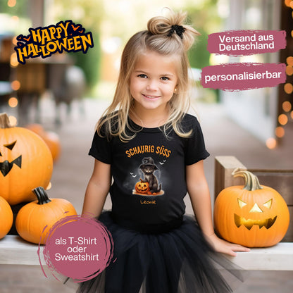 Halloween T-Shirt oder Sweatshirt für Kinder – ideal für „Süßes oder Saures“! Dein Kind ist perfekt gekleidet für Halloween mit diesem bequemen Shirt oder Pullover in Schwarz oder Weiß. Niedliches Design für Jungen & Mädchen, ideal für Halloween Partys, Kindergarten & das erste Halloween. Beliebt als „mein erstes Halloween“ Outfit oder Halloween Kleidung für Kinder. Auch als langarm Shirt für kühlere Tage geeignet. Ein Must-have für kleine Gruselfans! 🎃