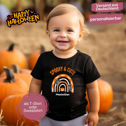 Halloween T-Shirt oder Sweatshirt für Kinder – ideal für „Süßes oder Saures“! Dein Kind ist perfekt gekleidet für Halloween mit diesem bequemen Shirt oder Pullover in Schwarz oder Weiß. Niedliches Design für Jungen & Mädchen, ideal für Halloween Partys, Kindergarten & das erste Halloween. Beliebt als „mein erstes Halloween“ Outfit oder Halloween Kleidung für Kinder. Auch als langarm Shirt für kühlere Tage geeignet. Ein Must-have für kleine Gruselfans! 🎃