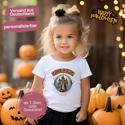 Halloween T-Shirt oder Sweatshirt für Kinder – ideal für „Süßes oder Saures“! Dein Kind ist perfekt gekleidet für Halloween mit diesem bequemen Shirt oder Pullover in Schwarz oder Weiß. Niedliches Design für Jungen & Mädchen, ideal für Halloween Partys, Kindergarten & das erste Halloween. Beliebt als „mein erstes Halloween“ Outfit oder Halloween Kleidung für Kinder. Auch als langarm Shirt für kühlere Tage geeignet. Ein Must-have für kleine Gruselfans! 🎃