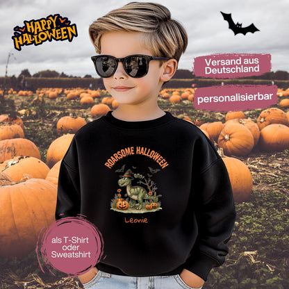 Halloween T-Shirt oder Sweatshirt für Kinder – ideal für „Süßes oder Saures“! Dein Kind ist perfekt gekleidet für Halloween mit diesem bequemen Shirt oder Pullover in Schwarz oder Weiß. Niedliches Design für Jungen & Mädchen, ideal für Halloween Partys, Kindergarten & das erste Halloween. Beliebt als „mein erstes Halloween“ Outfit oder Halloween Kleidung für Kinder. Auch als langarm Shirt für kühlere Tage geeignet. Ein Must-have für kleine Gruselfans! 🎃