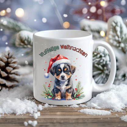 Lustige Weihnachtstasse mit Hundemotiv: Süßer Welpe mit Weihnachtsmütze und Mistelzweigen vor winterlichem Hintergrund. Die Aufschrift „Wuffelige Weihnachten“ macht die Tasse zum idealen Weihnachtsgeschenk für Hundeliebhaber. Perfekt als Wichtelgeschenk Idee, kleines Geschenk Weihnachten oder Glühweintasse. Diese hochwertige Tasse Weihnachten eignet sich wunderbar als Weihnachtsgeschenk Freundin, Geschenk für Mama oder Kollegin Geschenk. Ein liebevoller Hingucker für gemütliche Adventsmomente.