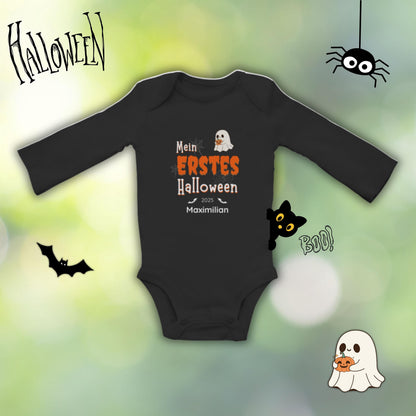 Mein erstes Halloween Babybody aus 100 % Bio-Baumwolle, erhältlich in Schwarz und Weiß, nachhaltig und hautfreundlich. Halloween Outfit für Babys bis 18 Monate, ideal als Baby Strampler für Jungen und Mädchen, perfekt für Babyfotos, Familienfotos und die erste Halloween Party. Bio Baby Body mit süßem Geist und Kürbis Motiv, weiche Baby Kleidung für Herbst und Halloween 2025, originelle Geschenkidee für Babys erstes Halloween, auch als Geschenk zur Geburt oder Babyparty geeignet.