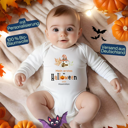 Mein erstes Halloween Babybody aus 100 % Bio-Baumwolle, erhältlich in Schwarz und Weiß, nachhaltig und hautfreundlich. Halloween Outfit für Babys bis 18 Monate, ideal als Baby Strampler für Jungen und Mädchen, perfekt für Babyfotos, Familienfotos und die erste Halloween Party. Bio Baby Body mit süßem Geist und Kürbis Motiv, weiche Baby Kleidung für Herbst und Halloween 2025, originelle Geschenkidee für Babys erstes Halloween, auch als Geschenk zur Geburt oder Babyparty geeignet.