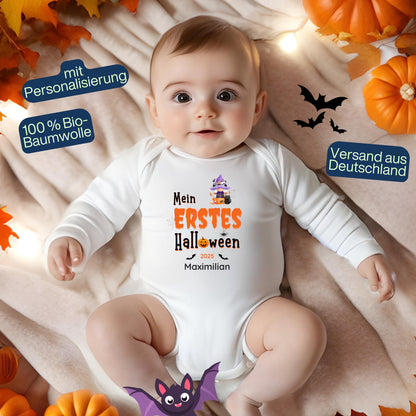 Mein erstes Halloween Babybody aus 100 % Bio-Baumwolle, erhältlich in Schwarz und Weiß, nachhaltig und hautfreundlich. Halloween Outfit für Babys bis 18 Monate, ideal als Baby Strampler für Jungen und Mädchen, perfekt für Babyfotos, Familienfotos und die erste Halloween Party. Bio Baby Body mit süßem Geist und Kürbis Motiv, weiche Baby Kleidung für Herbst und Halloween 2025, originelle Geschenkidee für Babys erstes Halloween, auch als Geschenk zur Geburt oder Babyparty geeignet.