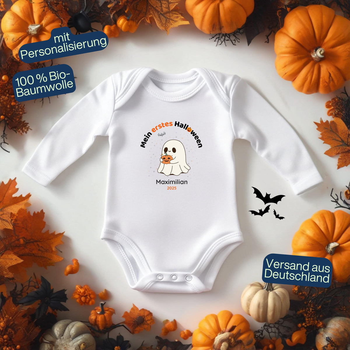 Mein erstes Halloween Babybody aus 100 % Bio-Baumwolle, erhältlich in Schwarz und Weiß, nachhaltig und hautfreundlich. Halloween Outfit für Babys bis 18 Monate, ideal als Baby Strampler für Jungen und Mädchen, perfekt für Babyfotos, Familienfotos und die erste Halloween Party. Bio Baby Body mit süßem Geist und Kürbis Motiv, weiche Baby Kleidung für Herbst und Halloween 2025, originelle Geschenkidee für Babys erstes Halloween, auch als Geschenk zur Geburt oder Babyparty geeignet.