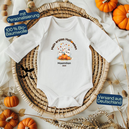 Mein erstes Halloween Babybody aus 100 % Bio-Baumwolle, erhältlich in Schwarz und Weiß, nachhaltig und hautfreundlich. Halloween Outfit für Babys bis 18 Monate, ideal als Baby Strampler für Jungen und Mädchen, perfekt für Babyfotos, Familienfotos und die erste Halloween Party. Bio Baby Body mit süßem Geist und Kürbis Motiv, weiche Baby Kleidung für Herbst und Halloween 2025, originelle Geschenkidee für Babys erstes Halloween, auch als Geschenk zur Geburt oder Babyparty geeignet.