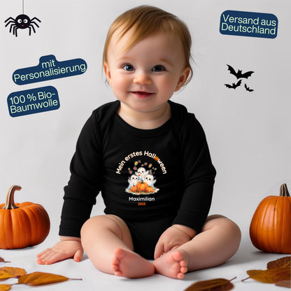 Mein erstes Halloween Babybody aus 100 % Bio-Baumwolle, erhältlich in Schwarz und Weiß, nachhaltig und hautfreundlich. Halloween Outfit für Babys bis 18 Monate, ideal als Baby Strampler für Jungen und Mädchen, perfekt für Babyfotos, Familienfotos und die erste Halloween Party. Bio Baby Body mit süßem Geist und Kürbis Motiv, weiche Baby Kleidung für Herbst und Halloween 2025, originelle Geschenkidee für Babys erstes Halloween, auch als Geschenk zur Geburt oder Babyparty geeignet.
