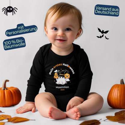 Mein erstes Halloween Babybody aus 100 % Bio-Baumwolle, erhältlich in Schwarz und Weiß, nachhaltig und hautfreundlich. Halloween Outfit für Babys bis 18 Monate, ideal als Baby Strampler für Jungen und Mädchen, perfekt für Babyfotos, Familienfotos und die erste Halloween Party. Bio Baby Body mit süßem Geist und Kürbis Motiv, weiche Baby Kleidung für Herbst und Halloween 2025, originelle Geschenkidee für Babys erstes Halloween, auch als Geschenk zur Geburt oder Babyparty geeignet.