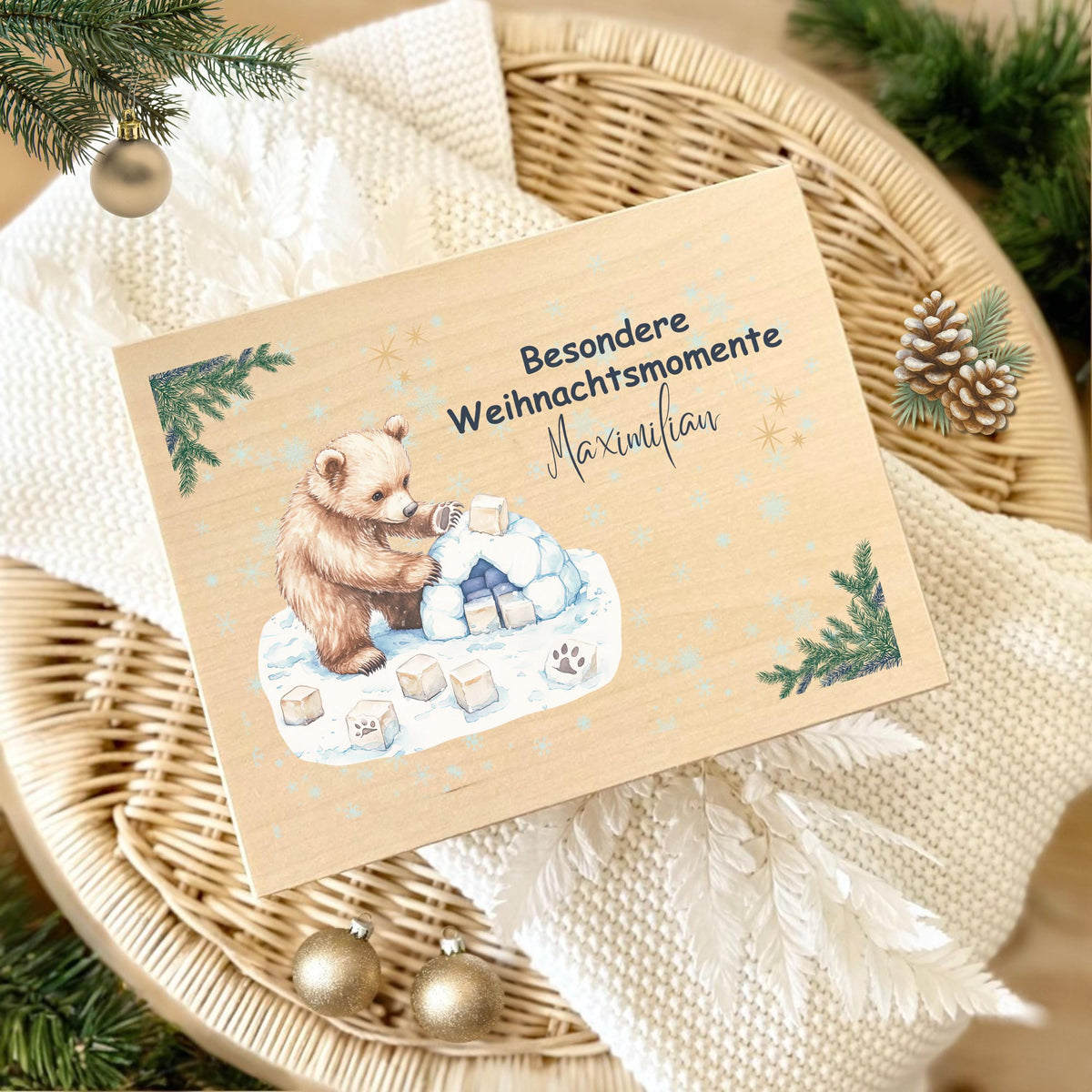 Geschenkbox Weihnachten aus Holz personalisiert mit Namen – liebevolle Weihnachtskiste für Kinder, Eltern oder Großeltern. Ideal als Adventskiste Holz oder DIY-Adventskalender zum Befüllen. Diese hochwertige Holzkiste Weihnachten ist perfekt als nachhaltige Geschenkverpackung, Weihnachtsüberraschung oder Deko-Element im Wohnzimmer. Eine individuelle Geschenkidee für alle, die Weihnachten kreativ und persönlich gestalten möchten. Besondere Weihnachtsmomente für dein Kind personalisiert